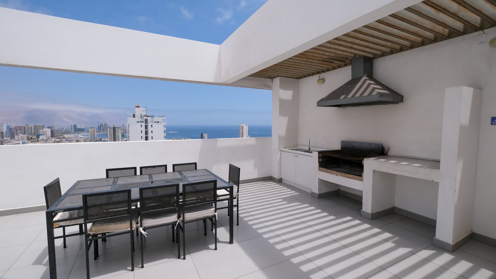 Terraza con quincho y vista al mar